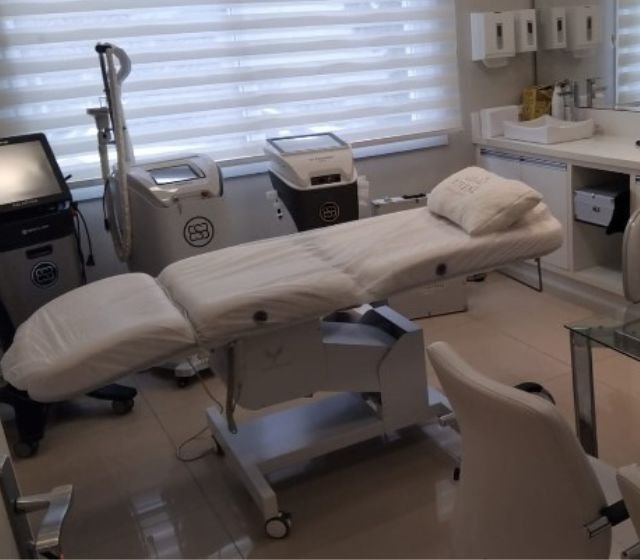 Ambiente de clínica de estética moderno e organizado